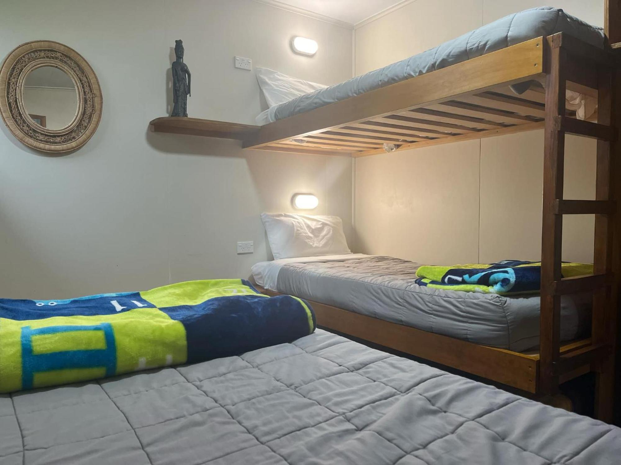 Global Village Travellers Lodge Greymouth Exterior photo A bunk bed with a double bed underneath